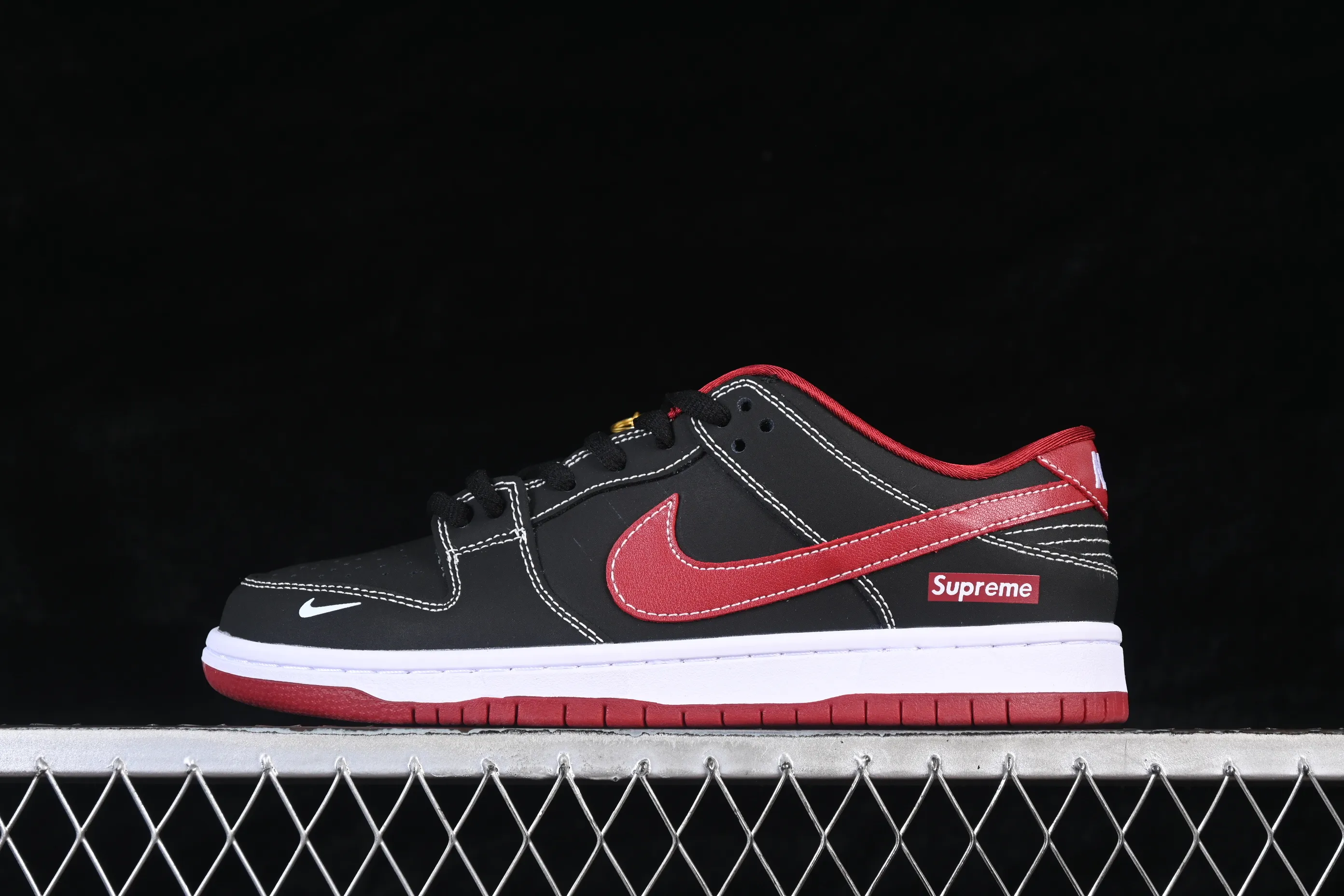 All categories Nk SB Dunk Series Nk SB Dunk Low High-end customized low-top sneakers Nike SB Dunk Low Limited to the Year of the Horse Black and red, make money immediately High-end customized low-top casual sneakers AJ6817-005